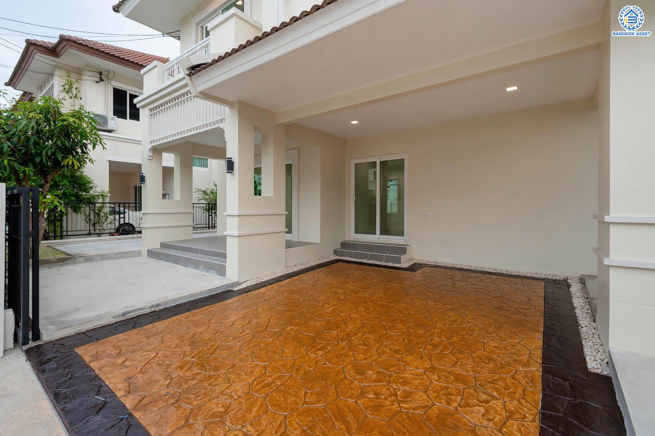 บ้านมือสองตกแต่งใหม่ จากแบรนด์ AP โครงการ เดอะเซนโทร รัตนาธิเบศร์ เนื้อที่ 50.8 ตร.ว. ฟังก์ชันจัดเต็ม 3 ห้องนอน 3 ห้องน้ำ จอดรถได้ 2 คัน บนทำเลศักยภาพ เชื่อมต่อหลายเส้นทางทั้ง ถ.ราชพฤกษ์, ถ.รัตนาธิเบศร์ และถ.กาญจนาภิเษก และเพียง 5 นาทีถึงรถไฟฟ้า "สถานีบางพลู"